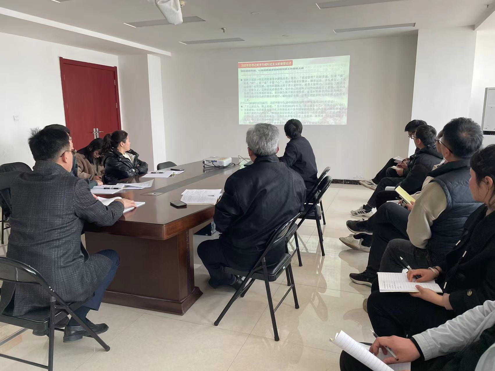 紀檢委員帶領全體黨員學習《關于整治形式主義典型問題學習》的專題黨課